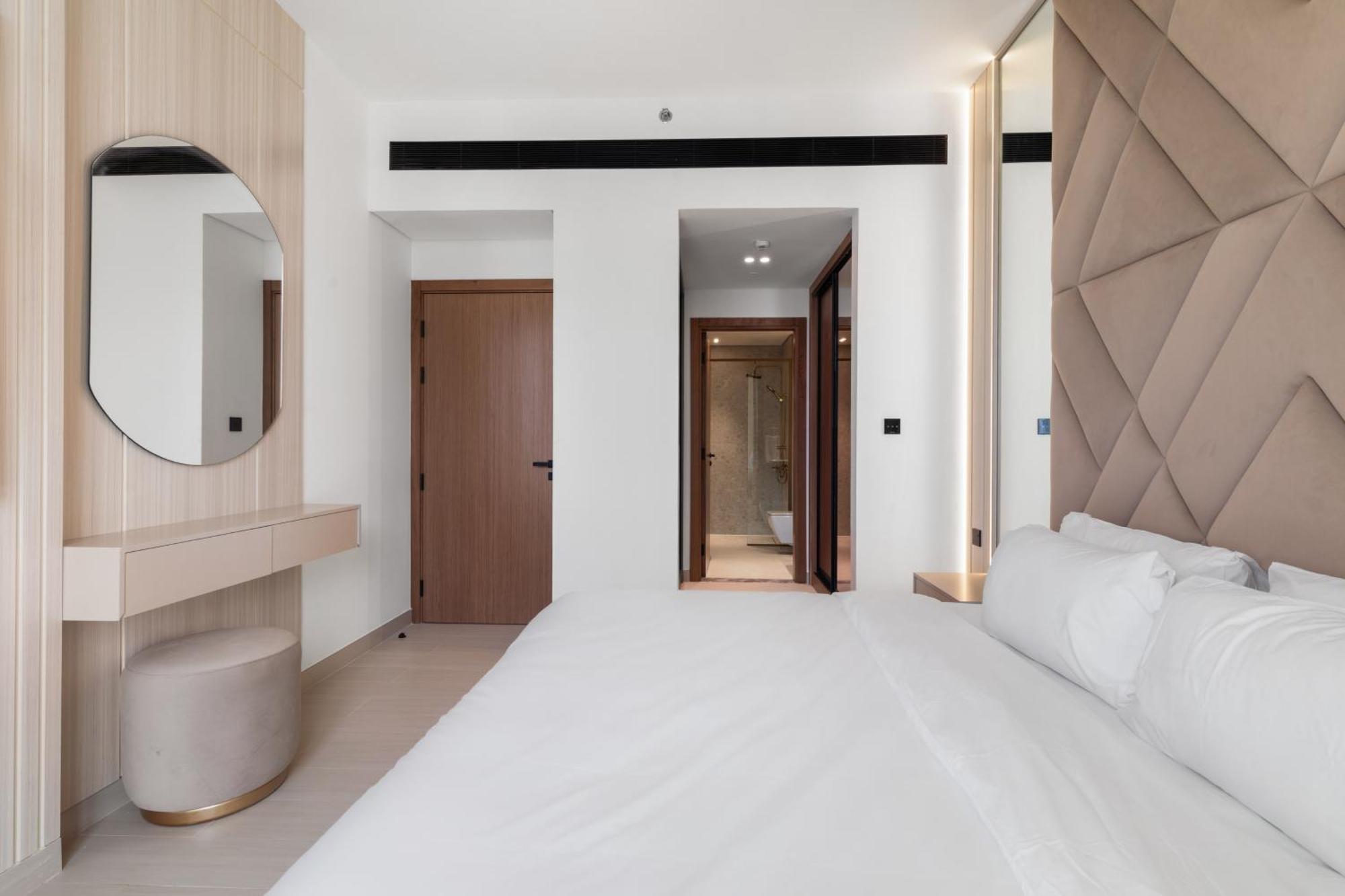 Your Own Pool Spacious 2bdr Jvc Appartement *