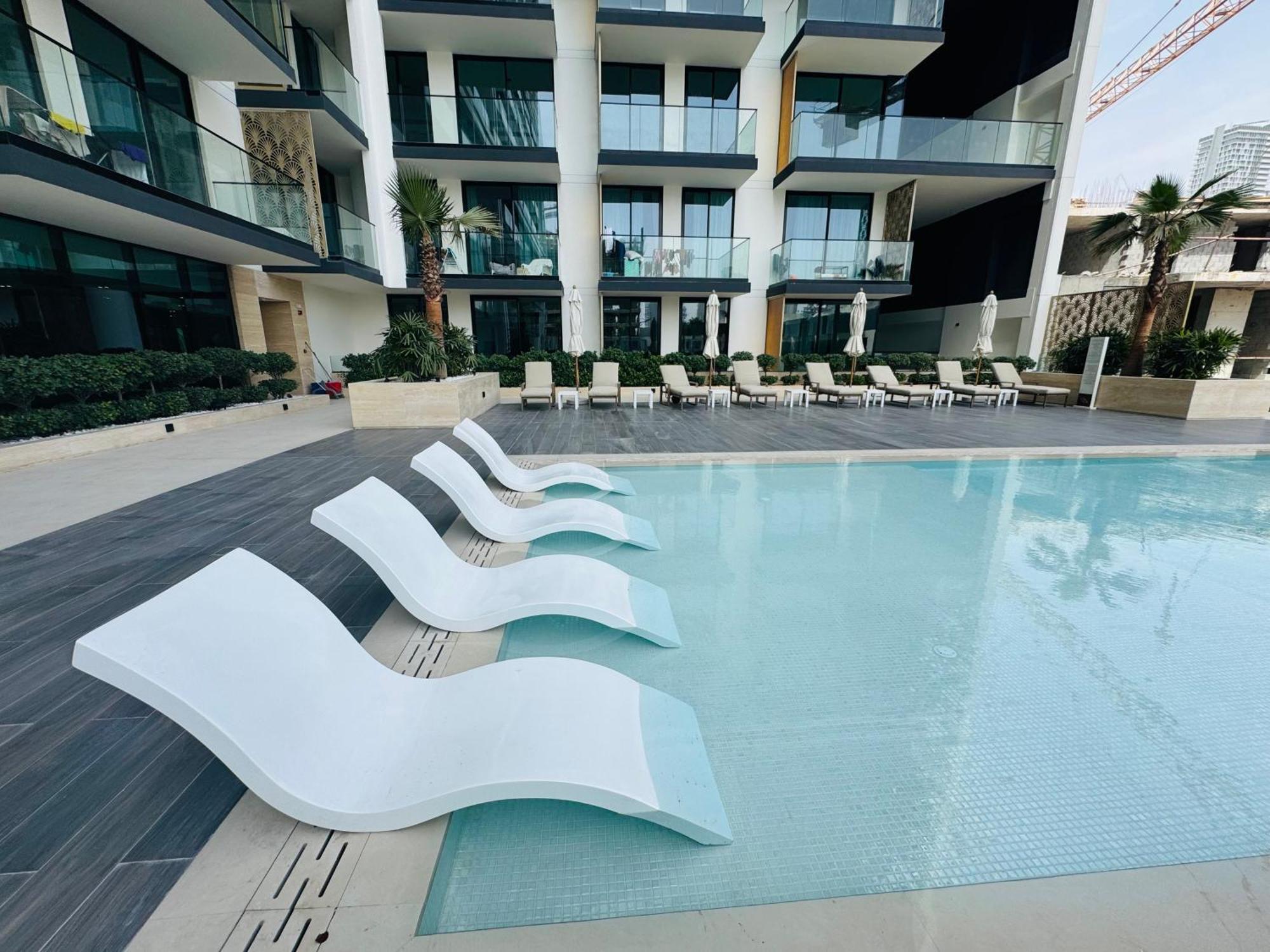 Apartment Your Own Pool Spacious 2bdr Jvc