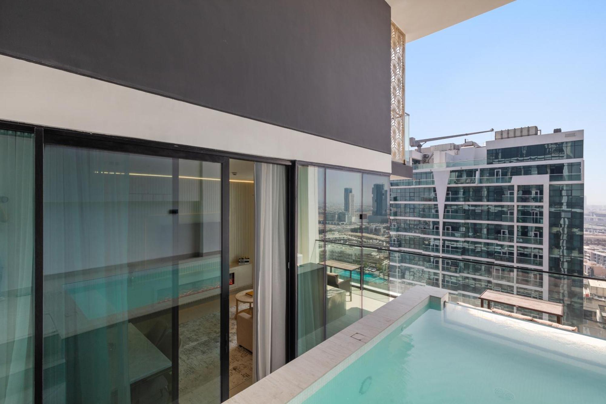 Your Own Pool Spacious 2bdr Jvc Apartment
